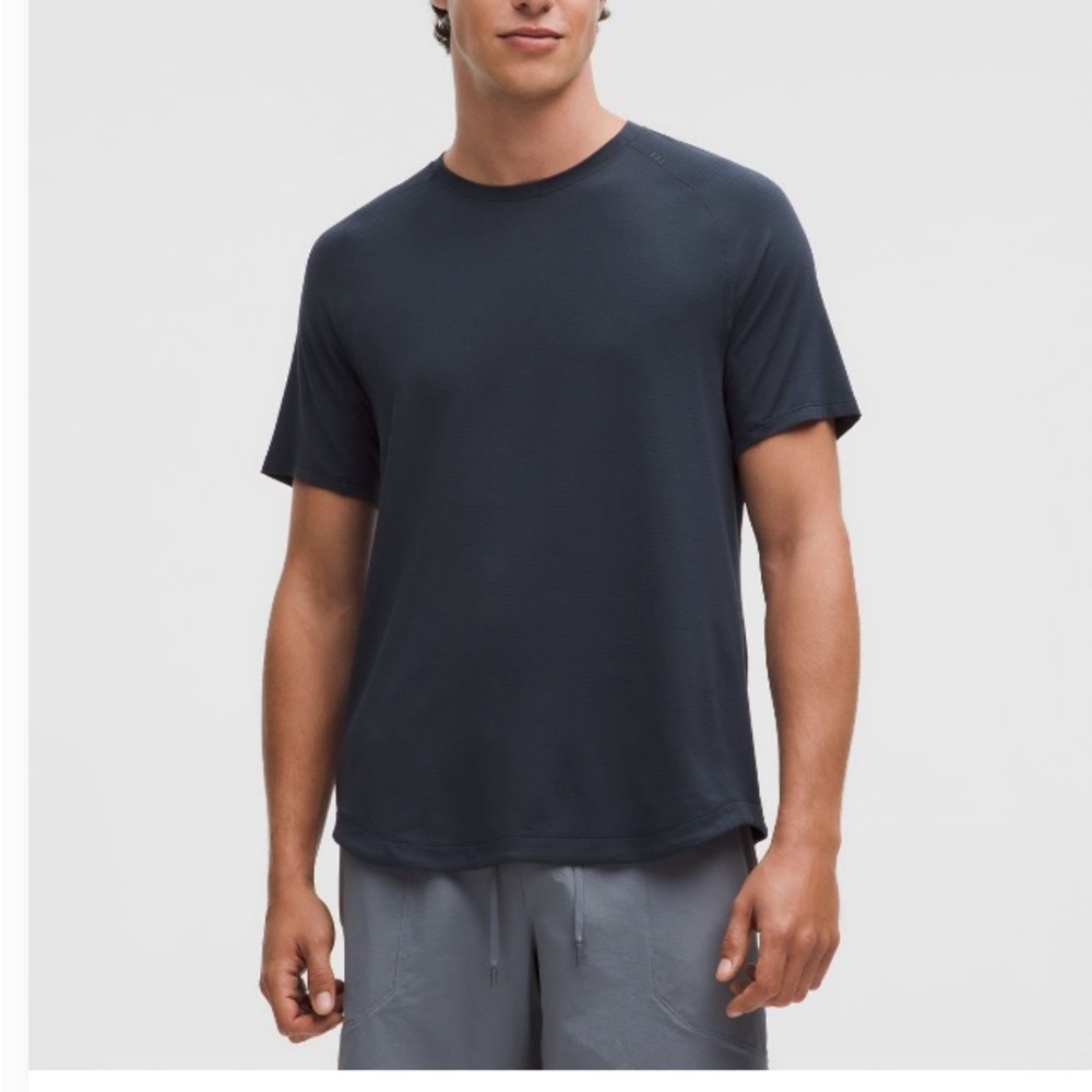 License to train short sleeve shirt, XXL navy blue Lululemon
